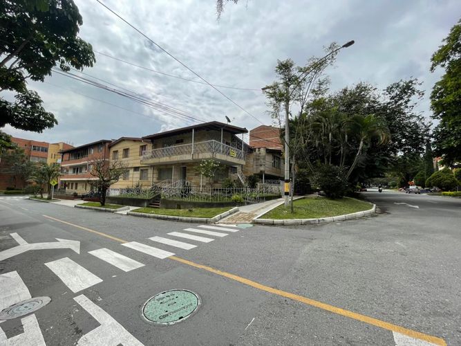 Casa de 10 alcobas en venta en La América, Medellín, 340 m² · foto 2 de 3