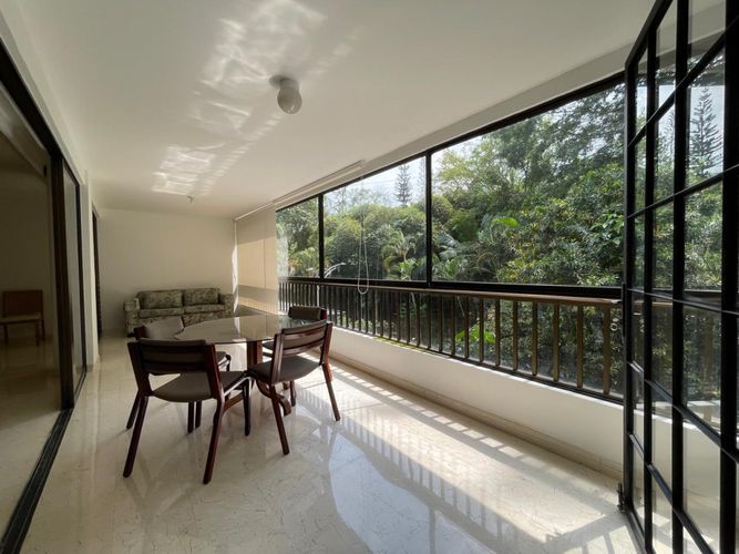 Apartamento de 3 alcobas en venta en Altos Del Poblado, Medellín, 210 m² · foto 2 de 23