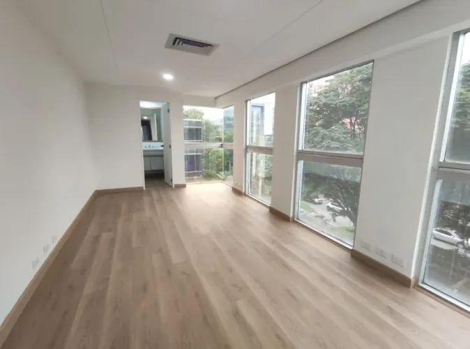 Oficina en arriendo en El Diamante No. 2, Medellín, 42 m² · foto 2 de 4