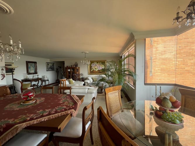 Apartamento de 3 alcobas en venta en Lalinde, Medellín, 191 m² · foto 2 de 16