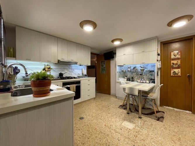 Apartamento de 3 alcobas en venta en Los Naranjos, Medellín, 226 m² · foto 5 de 16
