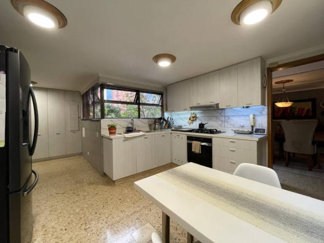 Apartamento de 3 alcobas en venta en Los Naranjos, Medellín, 226 m² · foto 6 de 16