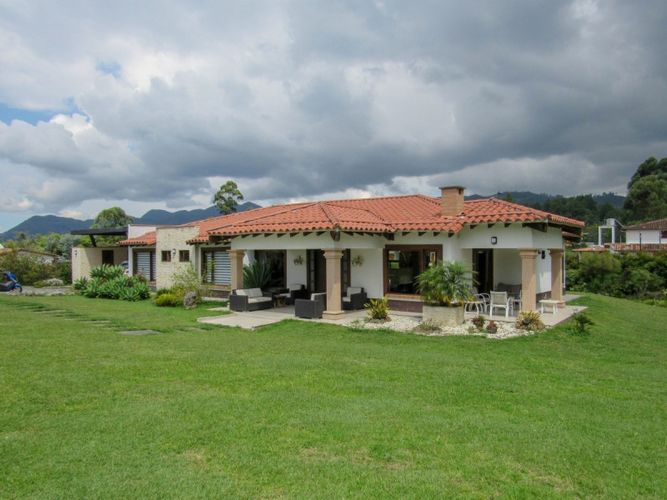 Casa de 4 alcobas en venta en La Ceja, 350 m² · foto 2 de 18