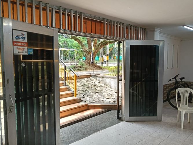 Local en venta en Conquistadores, Medellín, 70 m² · foto 2 de 13