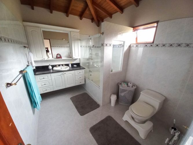 Casa de 3 alcobas en venta en El Porvenir, Rionegro, 380 m² · foto 13 de 24