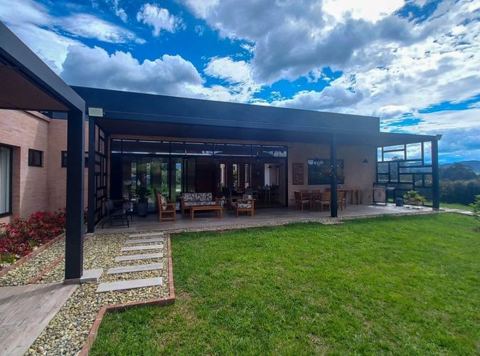 Casa de 4 alcobas en venta en La Ceja, 400 m² · foto 2 de 24