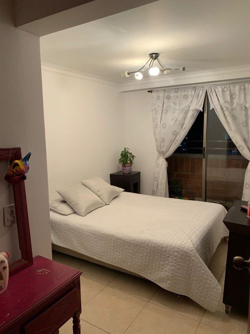 Apartamento de 3 alcobas en venta en Loma De Los Bernal, Medellín, 122 m² · foto 3 de 16