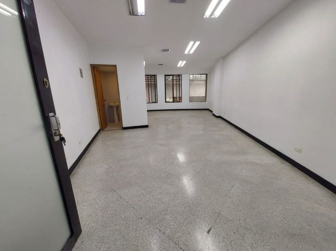 Local en arriendo en El Poblado, Medellín, 46 m² · foto 2 de 9