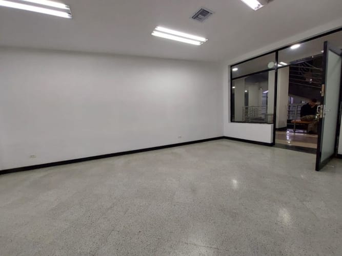 Local en arriendo en El Poblado, Medellín, 46 m² · foto 4 de 9