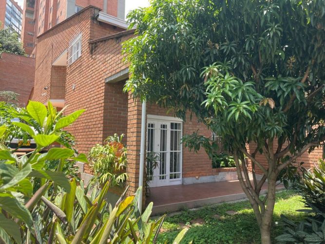 Casa de 6 alcobas en arriendo en Astorga, Medellín, 400 m² · foto 2 de 10