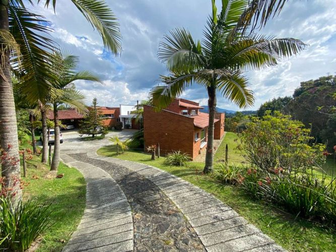 Casa de 5 alcobas en venta en Vía Las Palmas, Envigado, 366 m² · foto 2 de 24