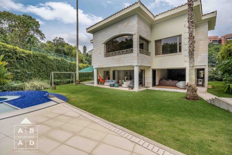 Casa de 5 alcobas en venta en San Lucas, Medellín, 891 m² · foto 2 de 24