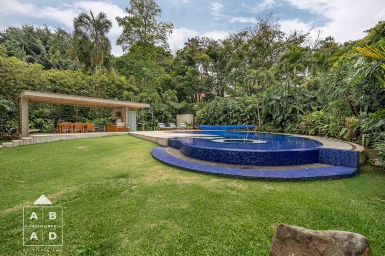 Casa de 5 alcobas en venta en San Lucas, Medellín, 891 m² · foto 8 de 24