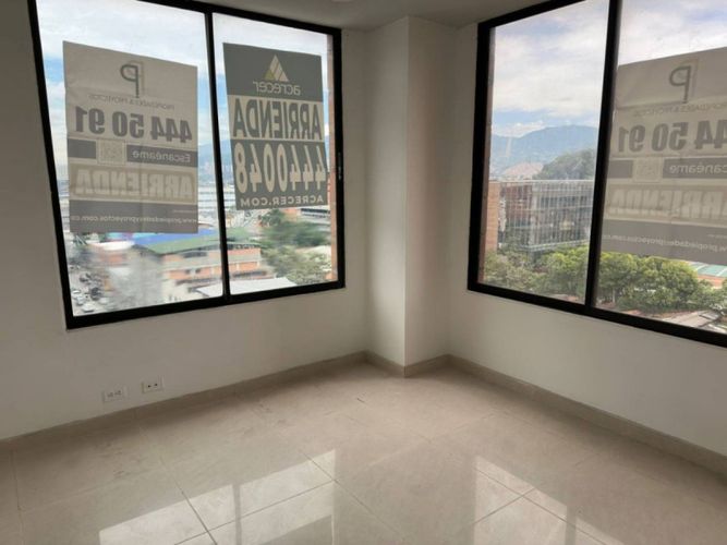 Oficina en venta en El Poblado, Medellín, 32 m² · foto 3 de 3
