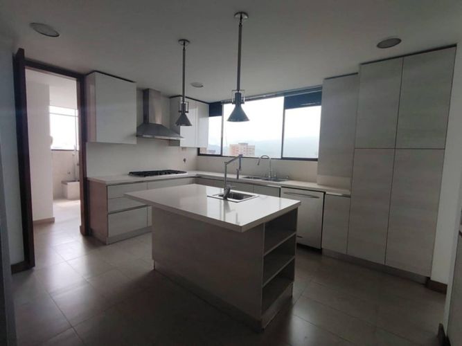 Apartamento de 4 alcobas en arriendo en San Lucas, Medellín, 500 m² · foto 8 de 18