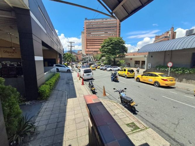 Local en arriendo en El Poblado, Medellín, 50 m² · foto 2 de 8