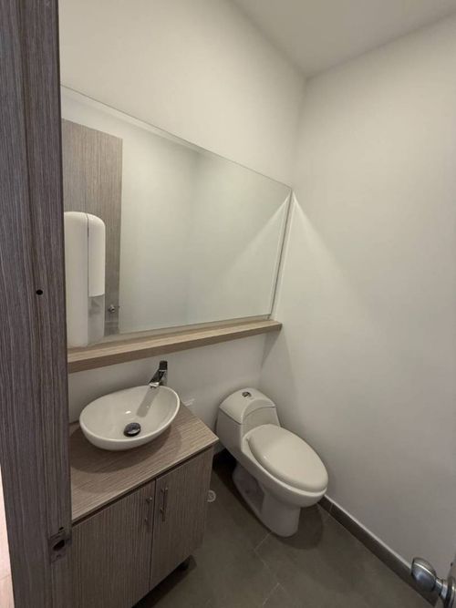Oficina en arriendo en Los Balsos, Medellín, 57 m² · foto 3 de 4