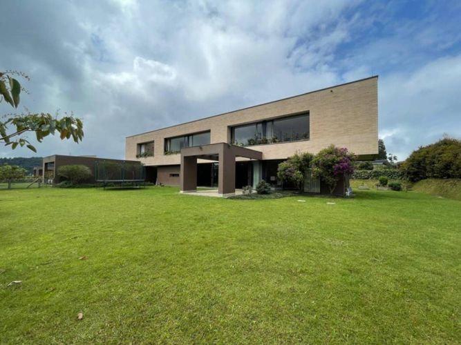 Casa de 4 alcobas en venta en Las Palmas, Envigado, 440 m² · foto 2 de 24