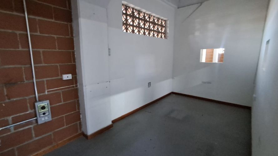 Bodega en arriendo en Cabañas, Bello, 220 m² · foto 3 de 12