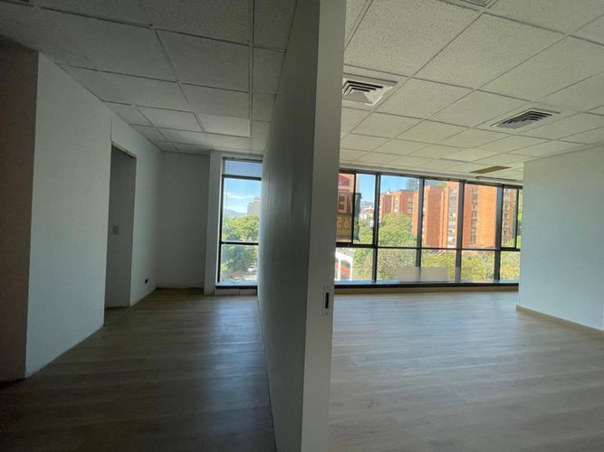 Oficina en arriendo en Patio Bonito, Medellín, 80 m² · foto 2 de 2