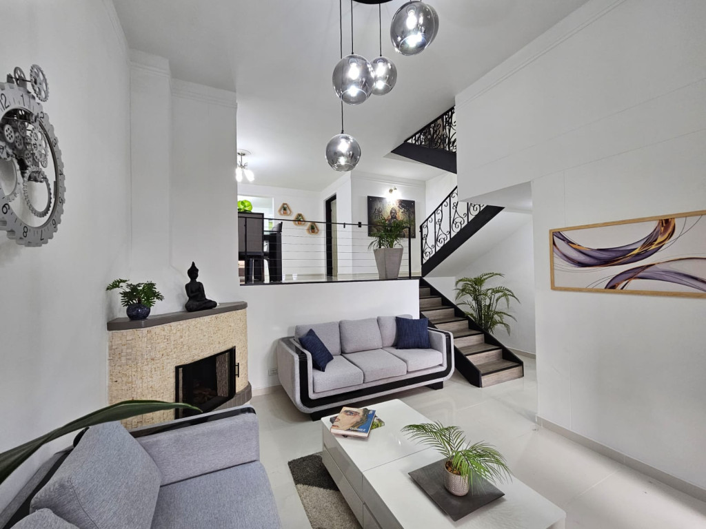 Casa en arriendo en El Poblado, Medellín · foto 2 de 23