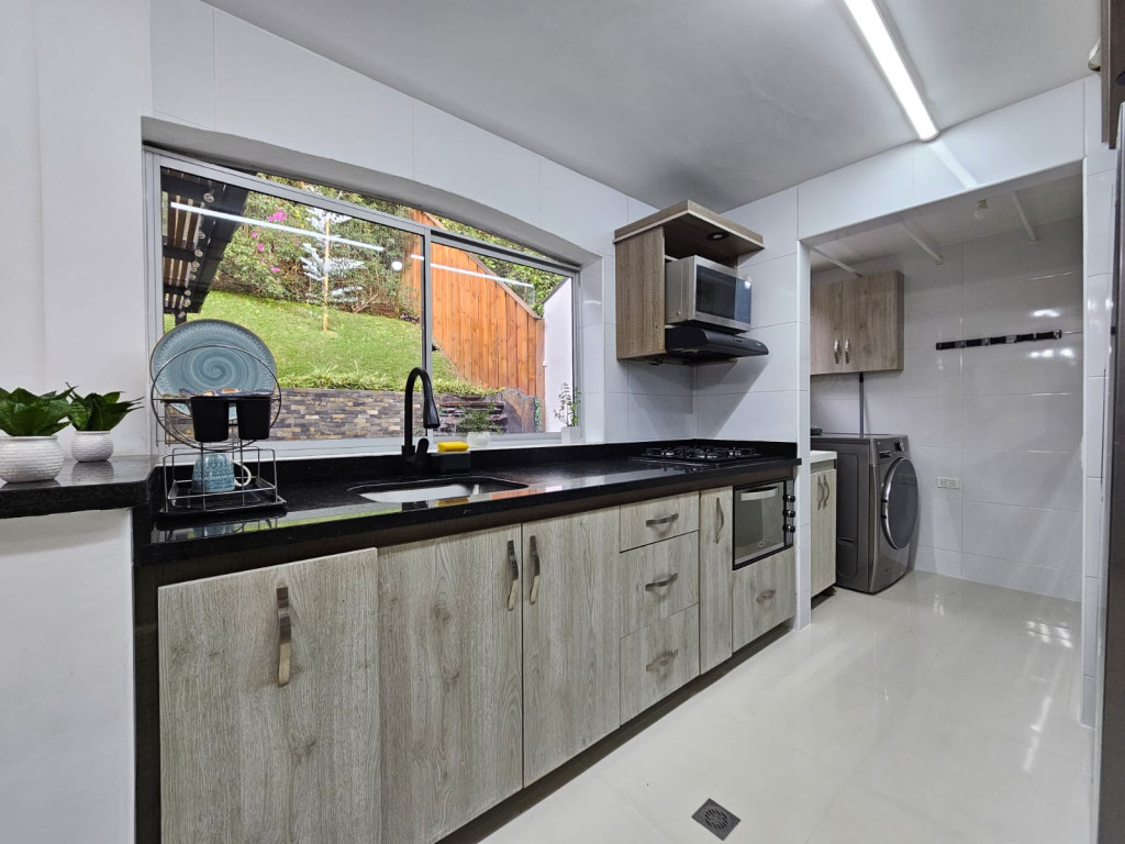 Casa en arriendo en El Poblado, Medellín · foto 6 de 23