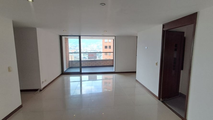 Apartamento de 3 alcobas en arriendo en El Poblado, Medellín, 105 m² · foto 2 de 15