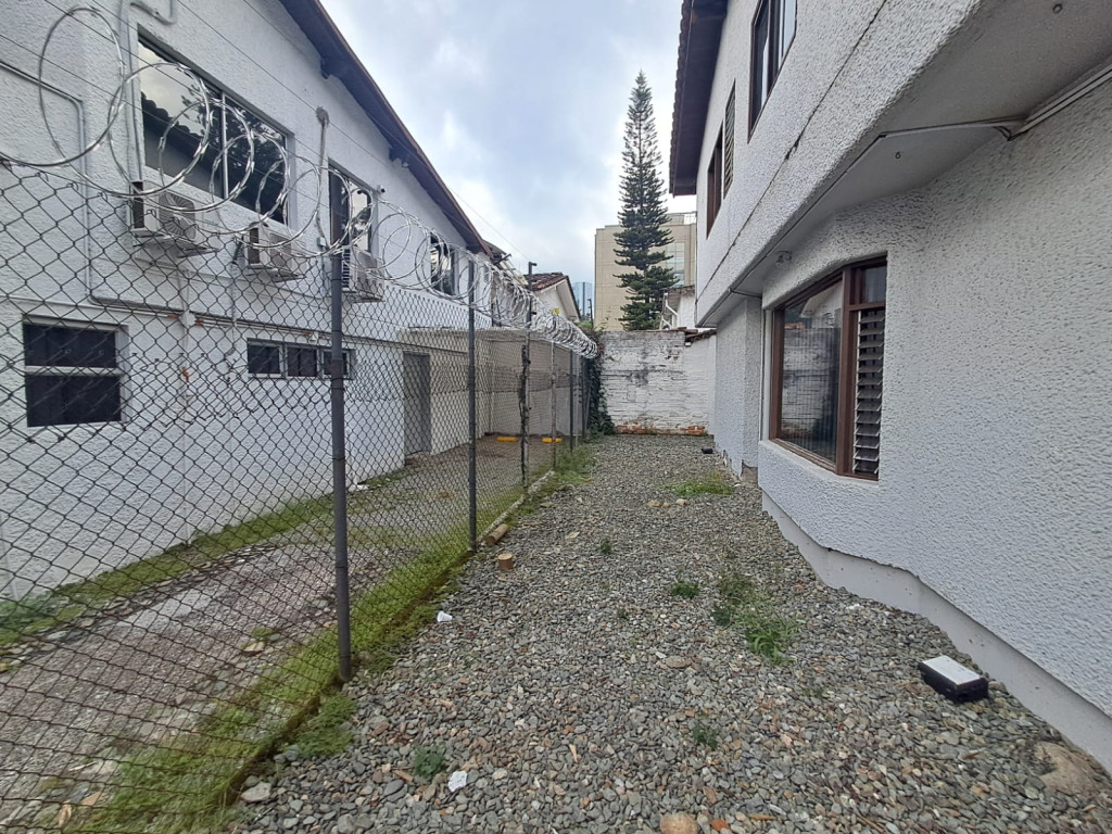 Casa en arriendo en El Poblado, Medellín · foto 2 de 24