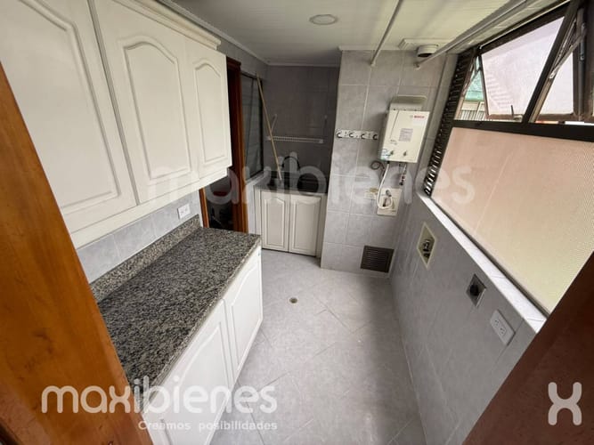 Apartamento de 3 alcobas en arriendo en Castropol, Medellín, 188 m² · foto 2 de 16