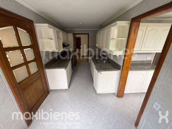 Apartamento de 3 alcobas en arriendo en Castropol, Medellín, 188 m² · foto 3 de 16