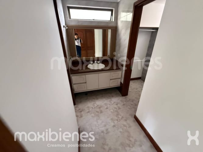 Apartamento de 3 alcobas en arriendo en Castropol, Medellín, 188 m² · foto 13 de 16