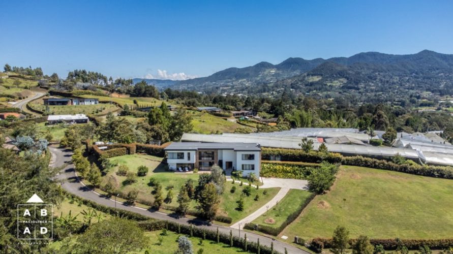 Casa de 5 alcobas en venta en La Ceja, 500 m² · foto 2 de 19