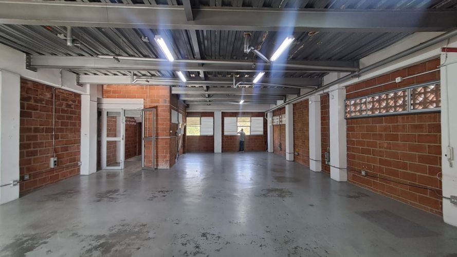 Bodega en arriendo en Cabañas, Bello, 230 m² · foto 2 de 12