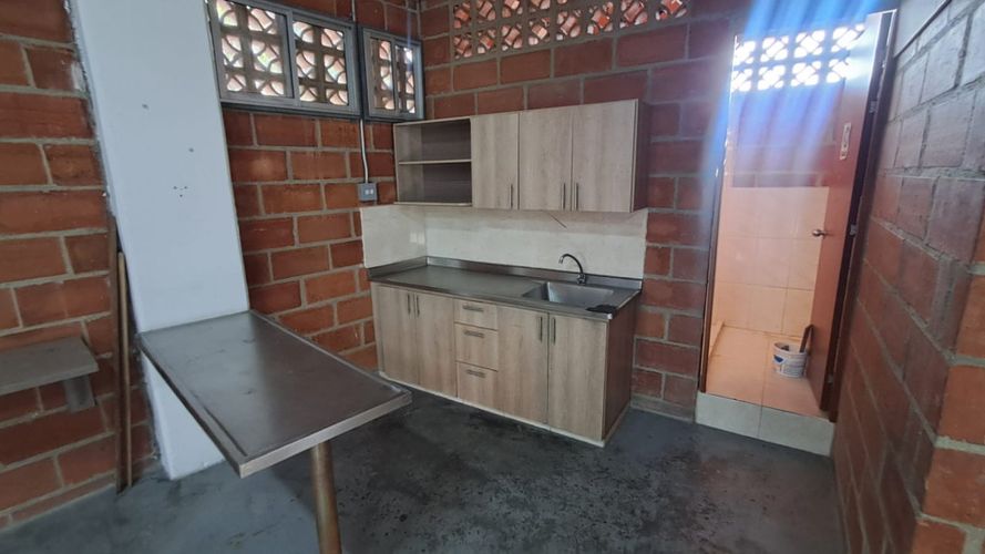 Bodega en arriendo en Cabañas, Bello, 230 m² · foto 7 de 12