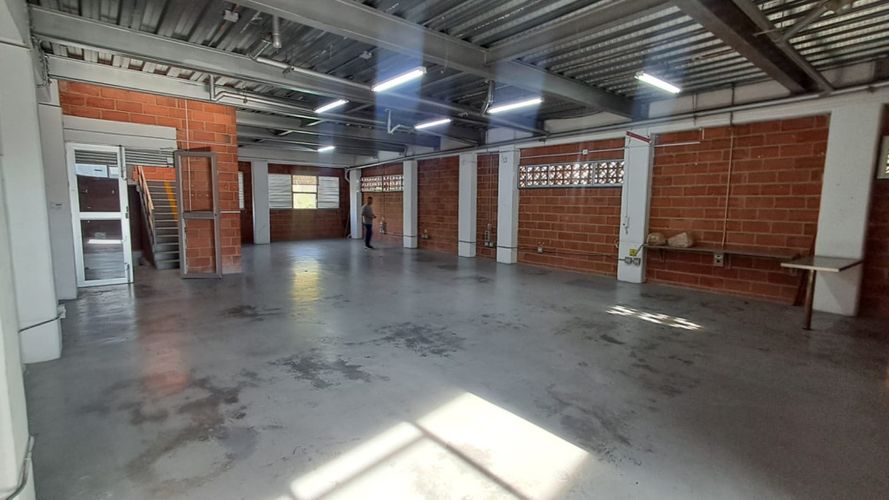 Bodega en arriendo en Cabañas, Bello, 230 m² · foto 9 de 12