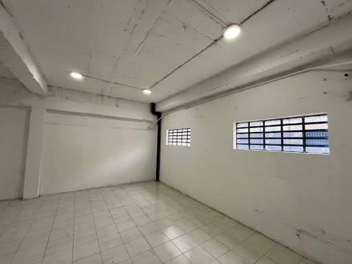 Bodega en arriendo en Los Colores, Medellín, 105 m² · foto 2 de 9