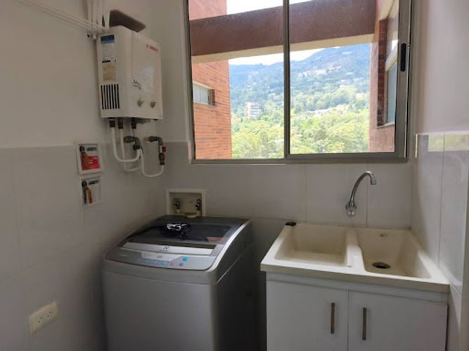 Apartamento de 2 alcobas en arriendo en Loma Benedictinos, Envigado, 87 m² · foto 4 de 21