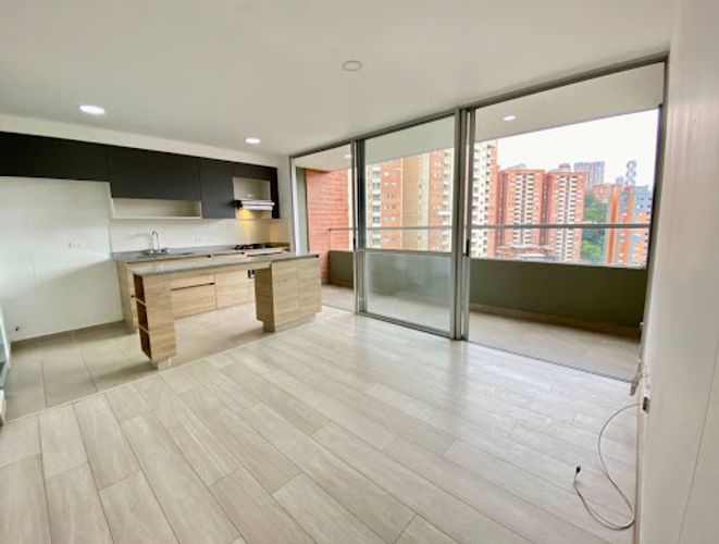 Apartamento de 2 alcobas en venta en Zona Industrial No. 2, Sabaneta, 65 m² · foto 2 de 13