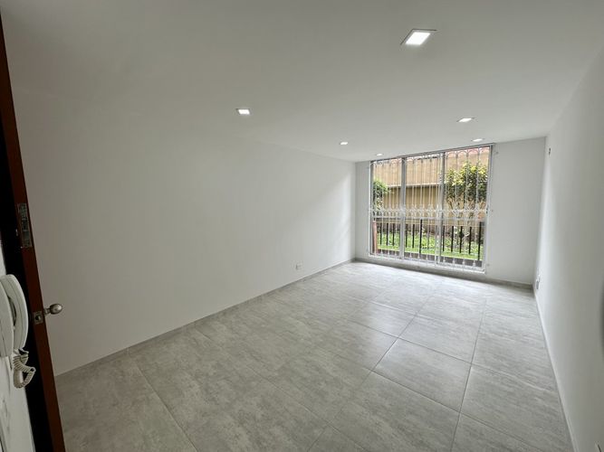 Apartamento de 3 alcobas en venta en Conjunto Residencial El Porton, Madrid, 77 m² · foto 4 de 21