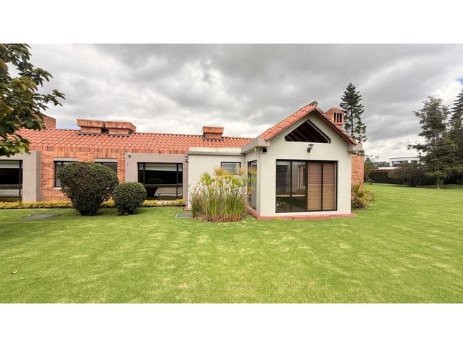 Casa de 4 alcobas en venta en Cr Quintas De Serrezuela, Mosquera, 460 m² · foto 2 de 24
