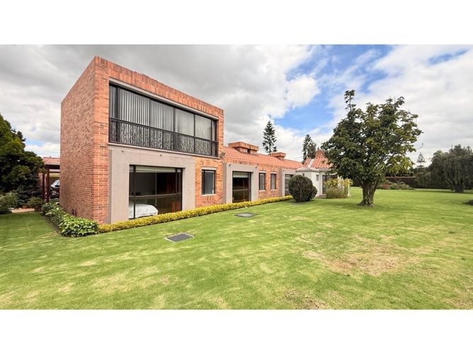 Casa de 4 alcobas en venta en Cr Quintas De Serrezuela, Mosquera, 460 m² · foto 3 de 24