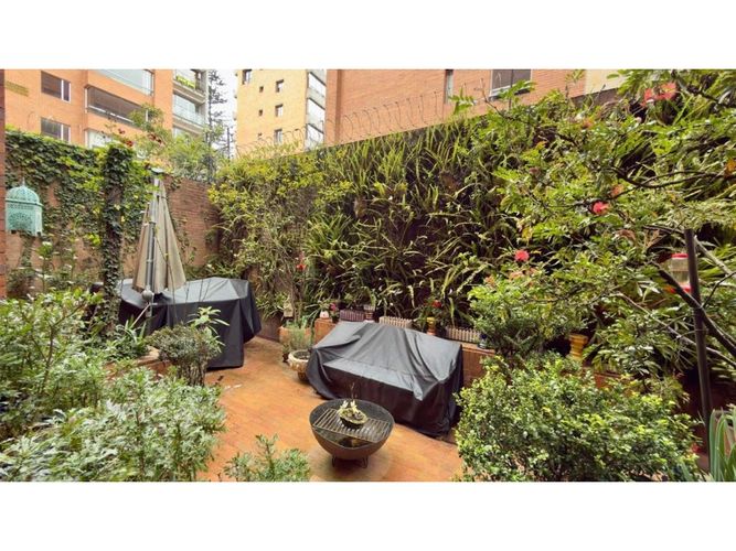 Apartamento de 3 alcobas en venta en Los Rosales, Bogotá, 209 m² · foto 2 de 24