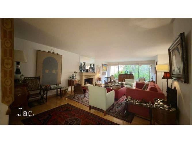 Apartamento de 3 alcobas en venta en Los Rosales, Bogotá, 209 m² · foto 3 de 24