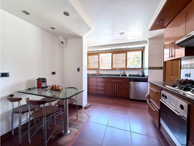 Apartamento de 3 alcobas en venta en Santa Barbara Occidental, Bogotá, 189 m² · foto 7 de 23