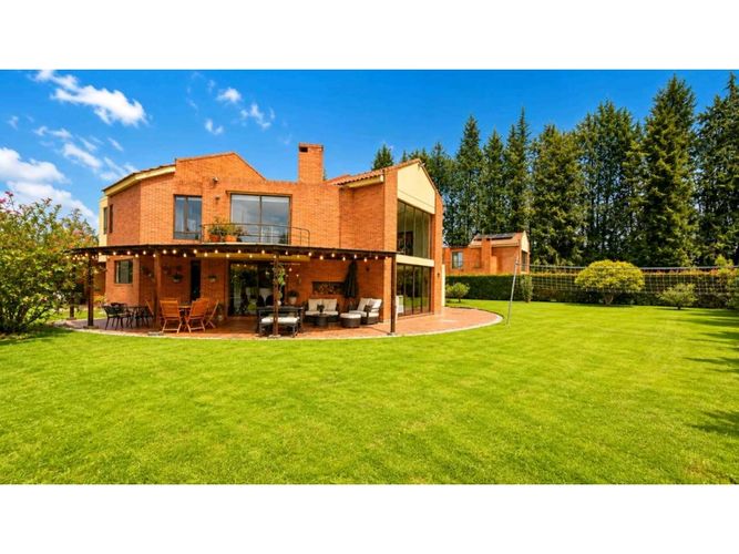 Casa de 4 alcobas en arriendo en Guaymaral, Cota, 311 m² · foto 2 de 24