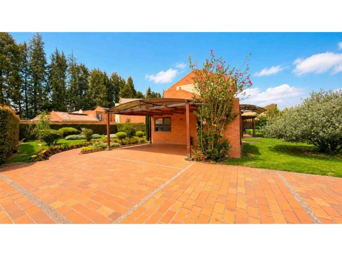Casa de 4 alcobas en arriendo en Guaymaral, Cota, 311 m² · foto 3 de 24