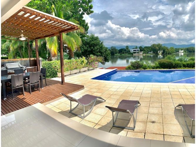 Casa de 4 alcobas en venta en Cn. Campestre El Peñon, Girardot, 363 m² · foto 2 de 24