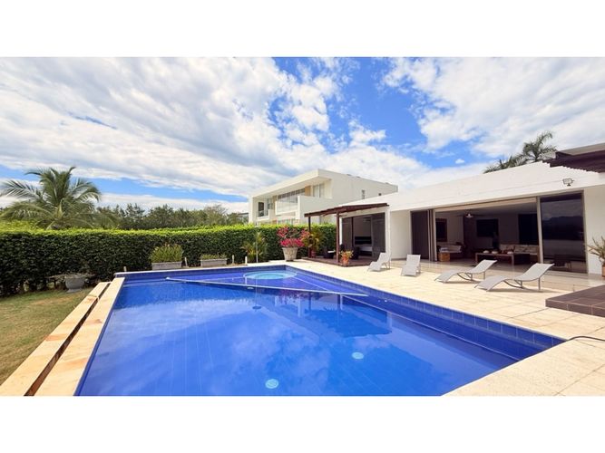 Casa de 4 alcobas en venta en Cn. Campestre El Peñon, Girardot, 363 m² · foto 3 de 24