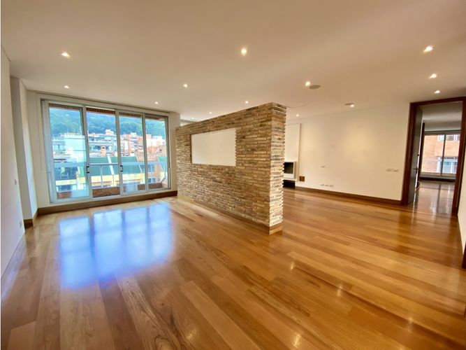 Apartamento de 3 alcobas en venta en Los Rosales, Bogotá, 307 m² · foto 2 de 24