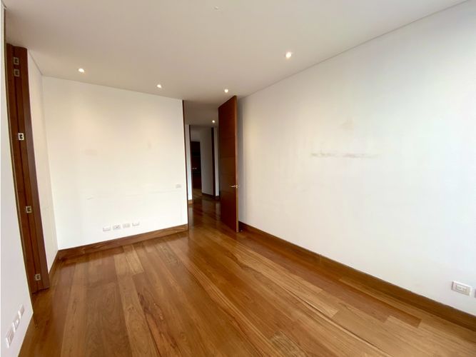 Apartamento de 3 alcobas en venta en Los Rosales, Bogotá, 307 m² · foto 8 de 24